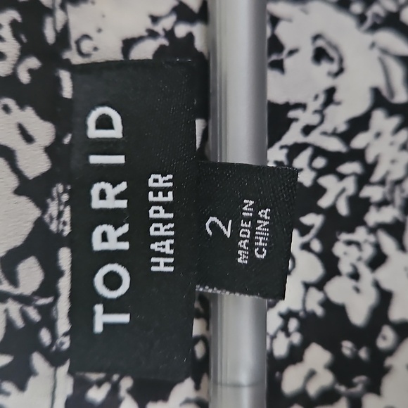 Floral Black and White Women's Top - Picture 2 of 2